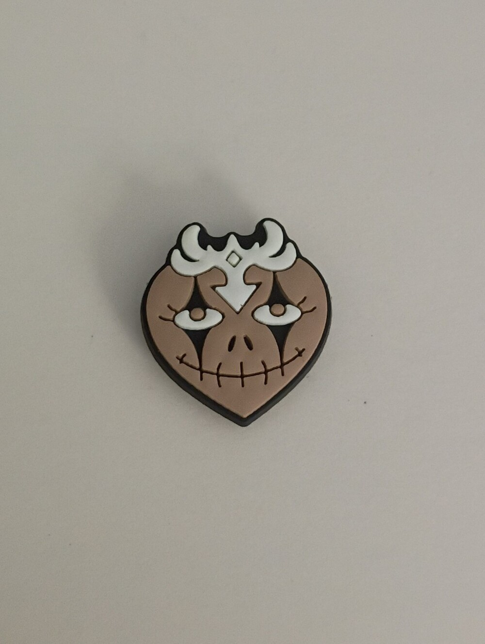 10 for $10 Jibbitz Croc Charm - Heart w/ Face & Headpiece 3 - Tan & White